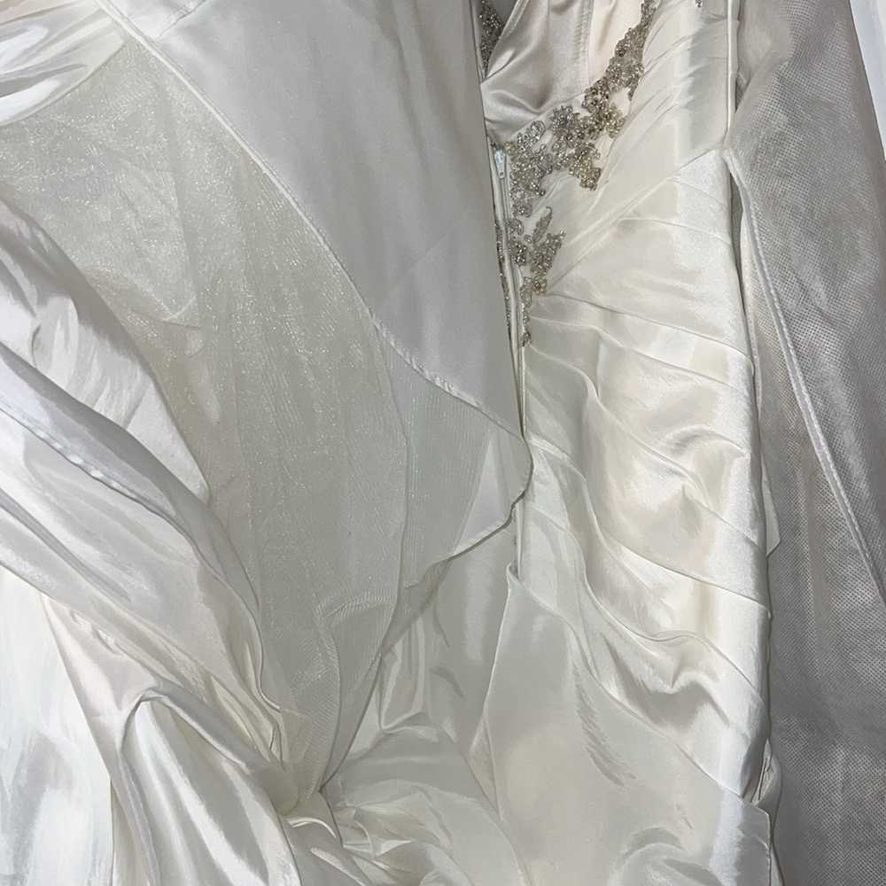 Casablanca The Diamond Collection White Wedding Gown With Train NWT - Picture 11 of 17